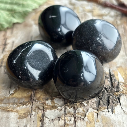Piedra de cristal pulido de obsidiana negra