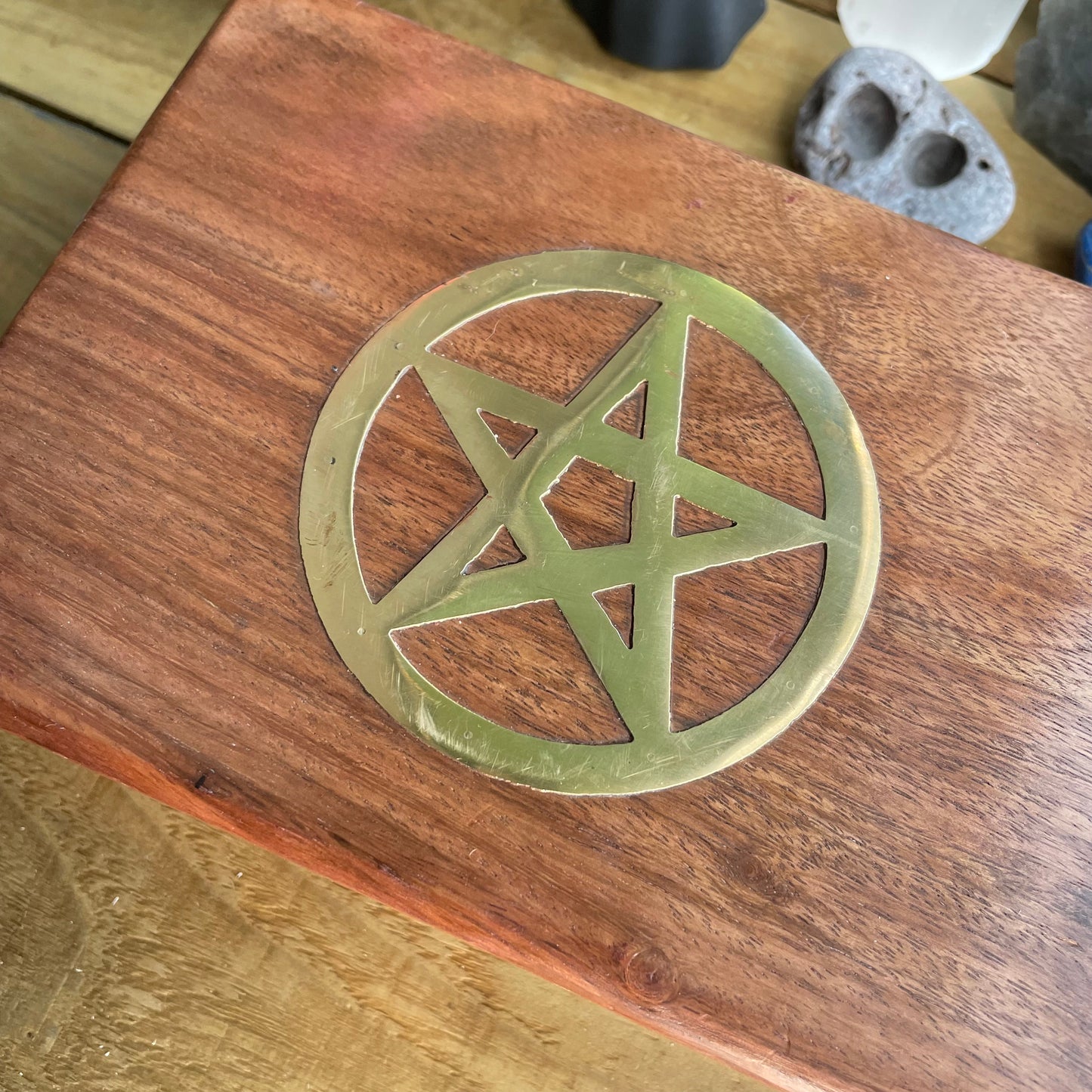 Caja de baratijas de madera de Sheesham con pentagrama