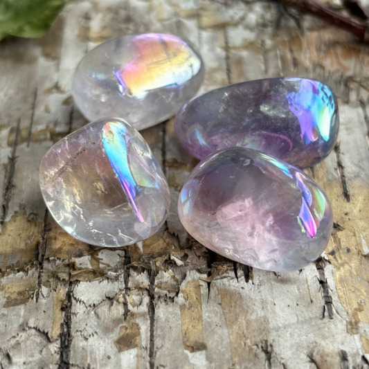 Piedra de cristal pulido con aura de amatista