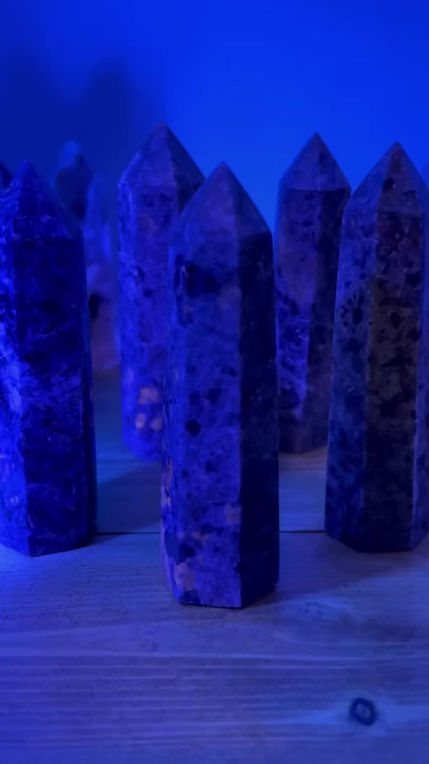 Yooperlite Flame Stone Crystal Tower (UV Reactive)